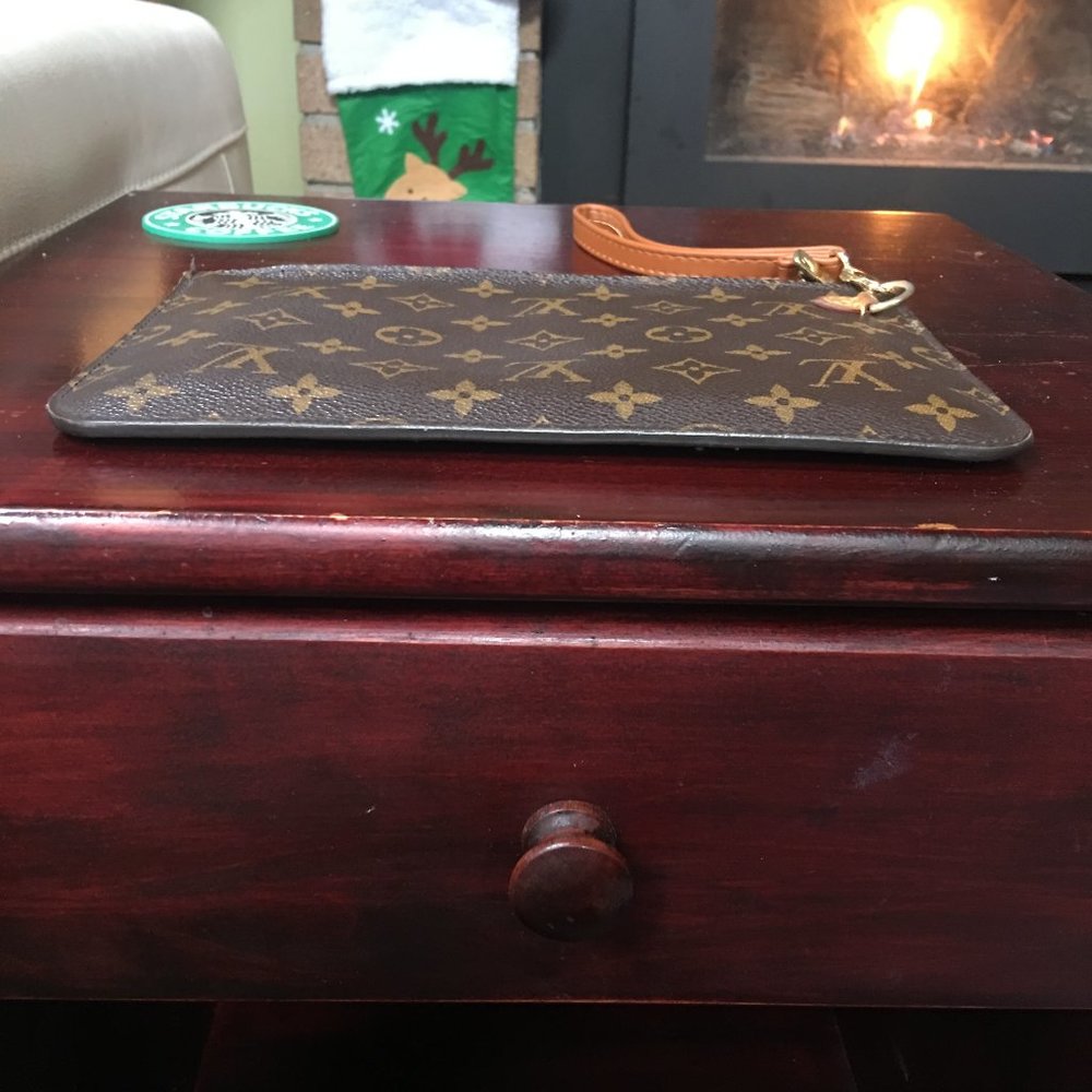 Authentic Louis Vuitton Neverfull GM Clutch Pivione - Picture 4 of 9